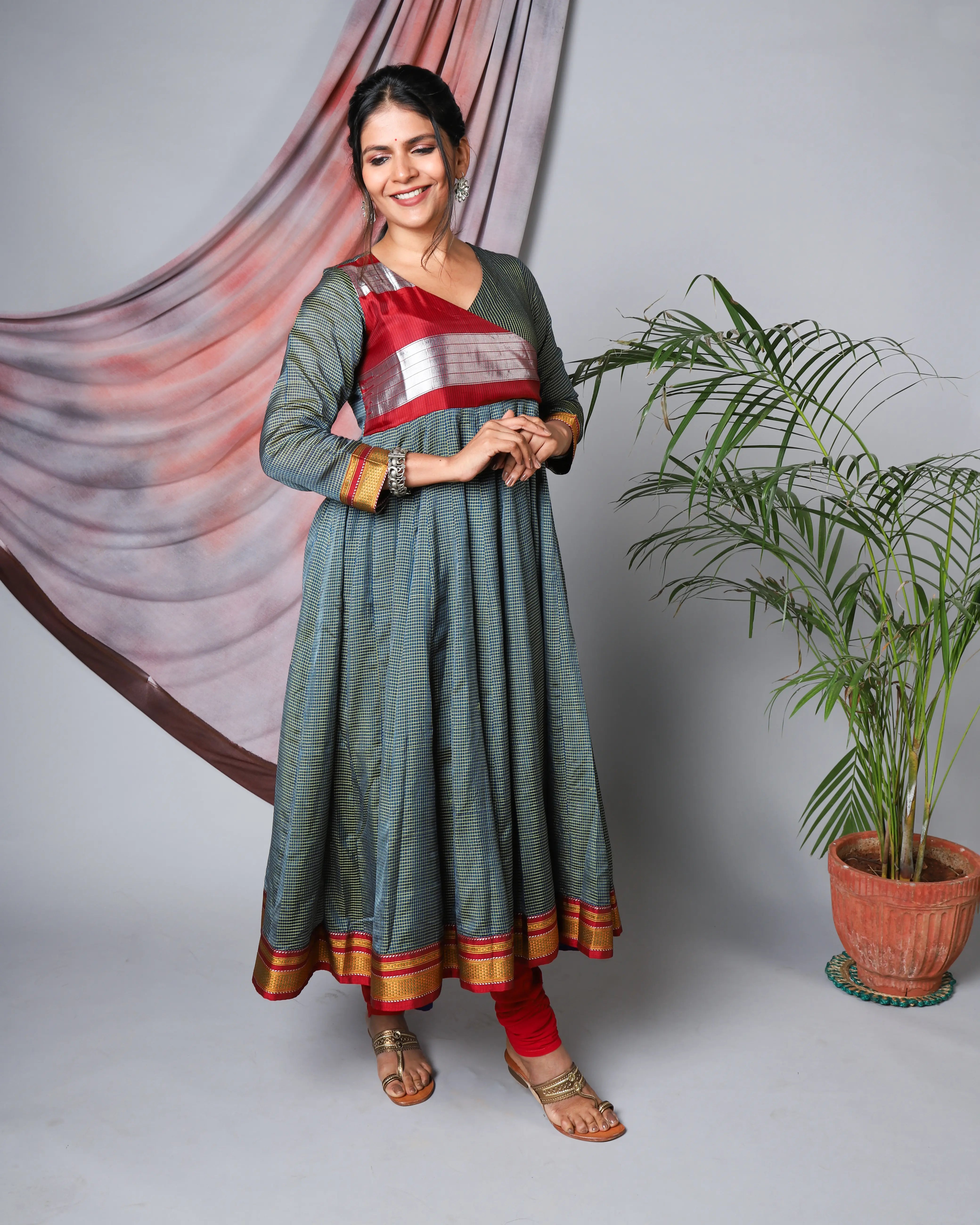 Katun Nilambari Ilkal Anarkali – 36 Kalis, Heritage Weave with Flowing Silhouette