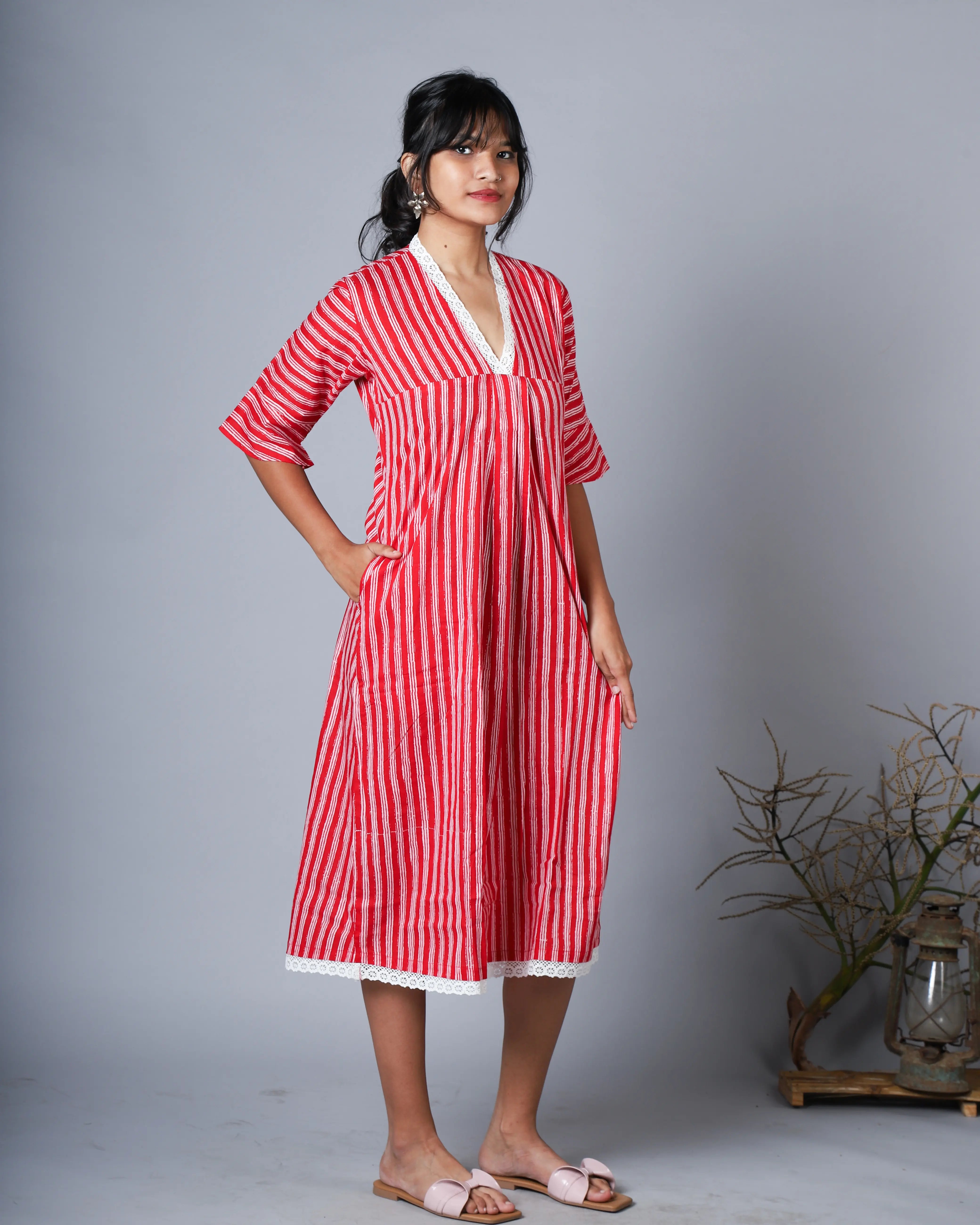JAIPUR OR SANGANERI PRINT MADE IN SANGANER VILLAGE IN RAJASTHAN. BLOCK PRINT WITH NATURAL COLOURS AND PIGMENTS.
